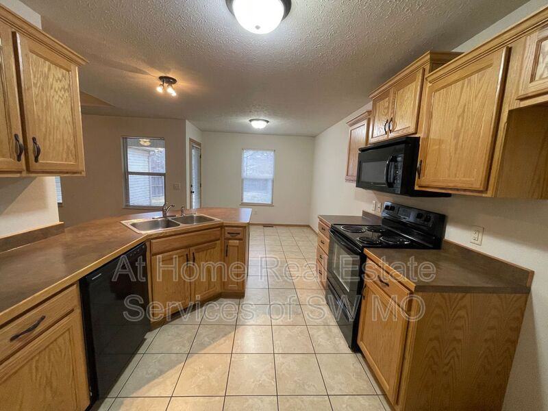 1026 N Oxford Dr - Photo 6 of 15