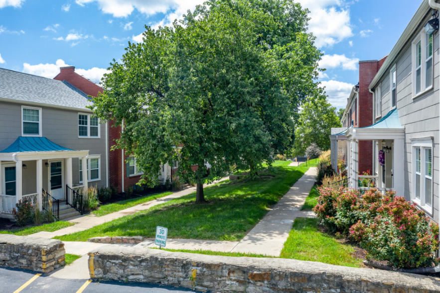 Warwick Court Townhomes - Photo 4 of 21
