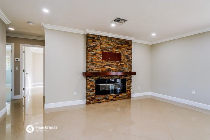 300 E 10th St - Photo 3 of 16