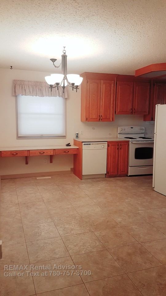 9724 75a St Nw - Photo 2 of 26