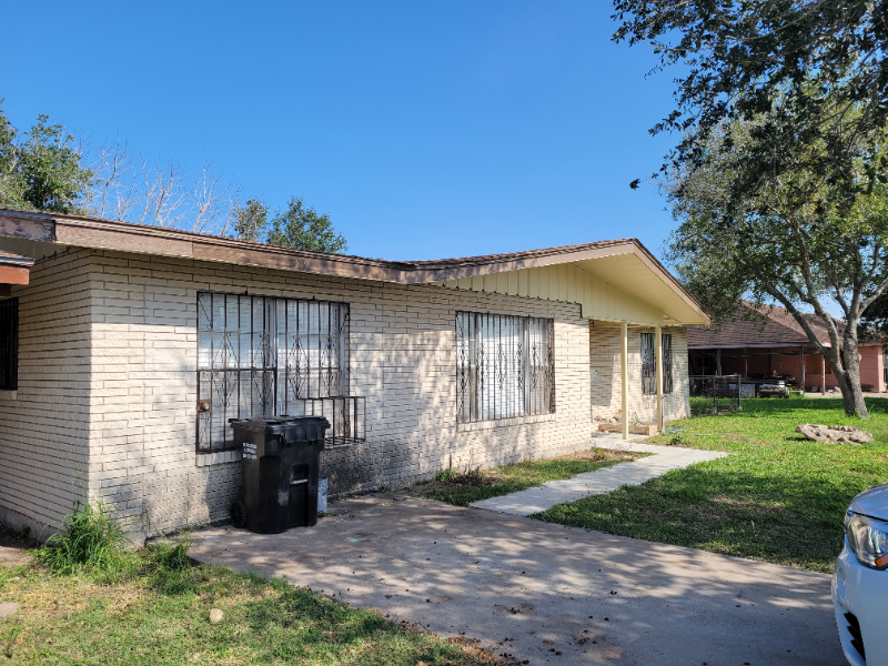 417 W Edinburg Ave - Photo 2 of 17