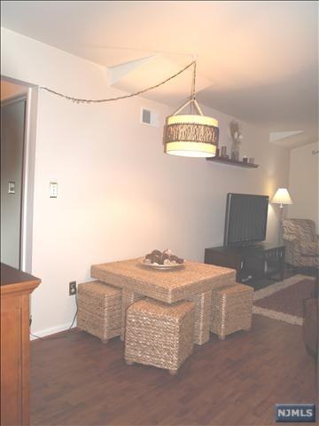 364 Cambridge Dr - Photo 2 of 7