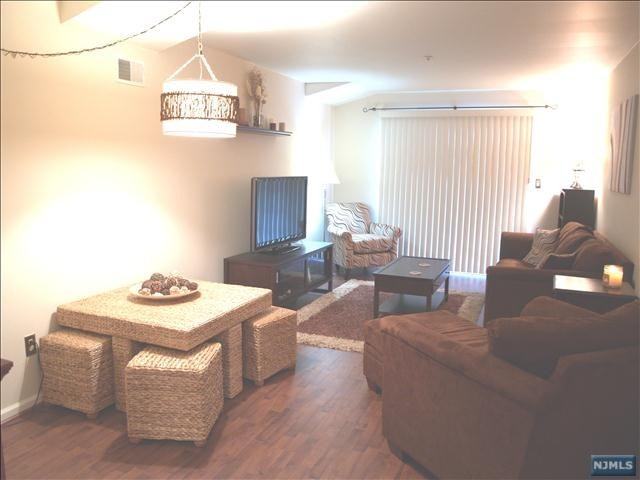 364 Cambridge Dr - Photo 3 of 7