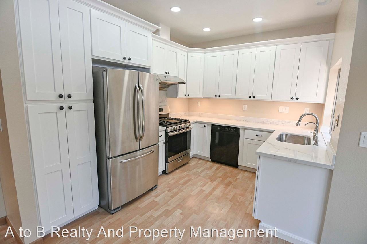 2923 Creek Point Dr - Photo 2 of 22