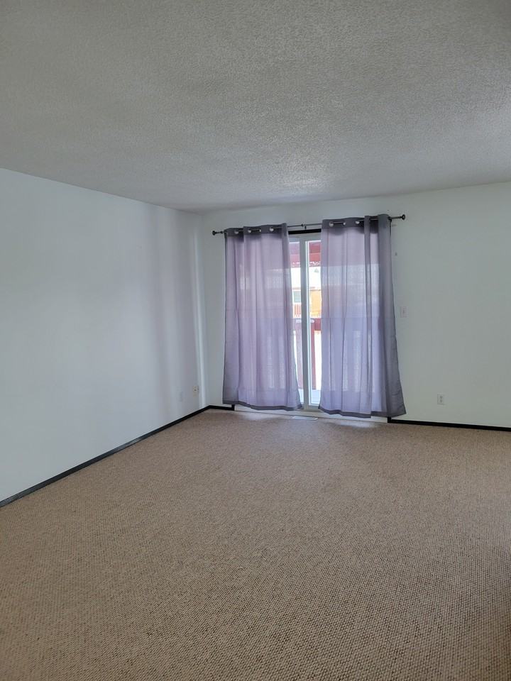 4604 46 Avenue #B - Photo 3 of 10