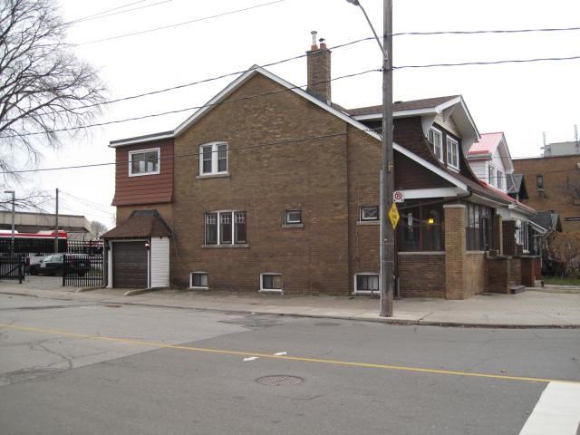 719 Coxwell Avenue - Photo 3 of 25