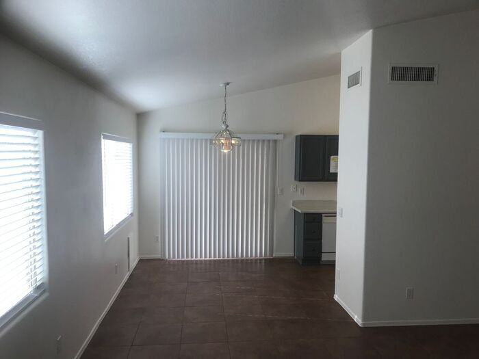 2848 S 65th Ave - Photo 2 of 25