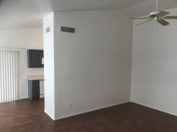 2848 S 65th Ave - Photo 3 of 25