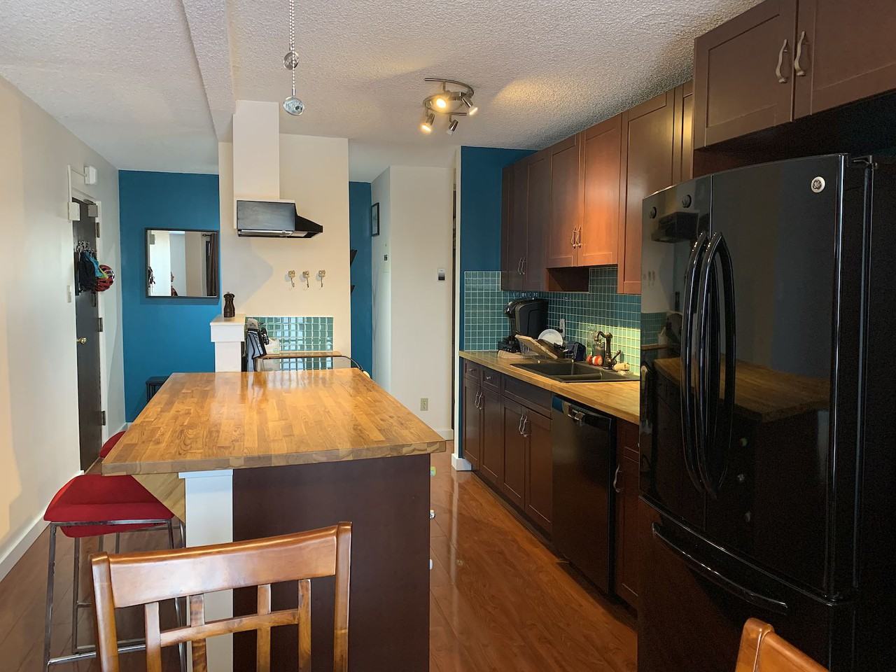 Spacious 2 bed 1 bath condo*Balcony*Utilities Included*In - Photo 2 of 37