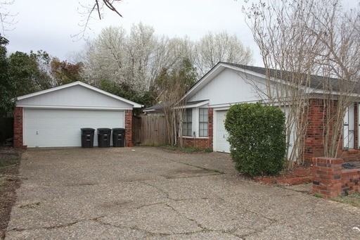 800 Foxwood Dr - Photo 3 of 11