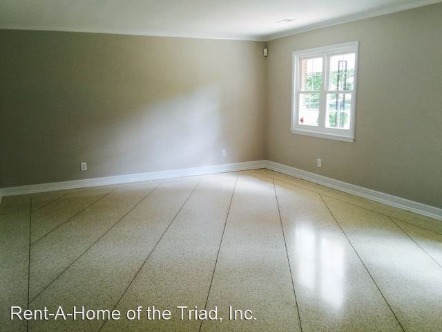 207 Knollwood Dr - Photo 3 of 17