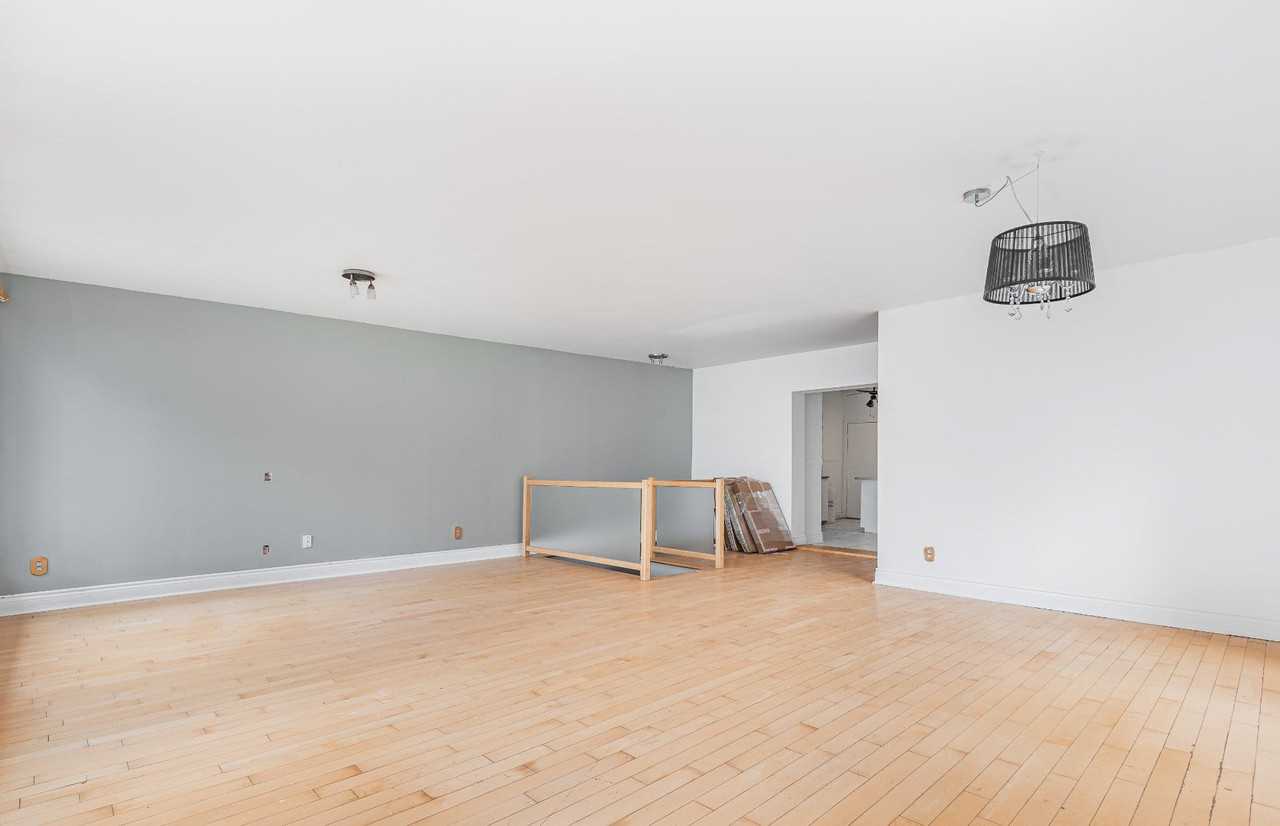 129 12e Av - Photo 3 of 19