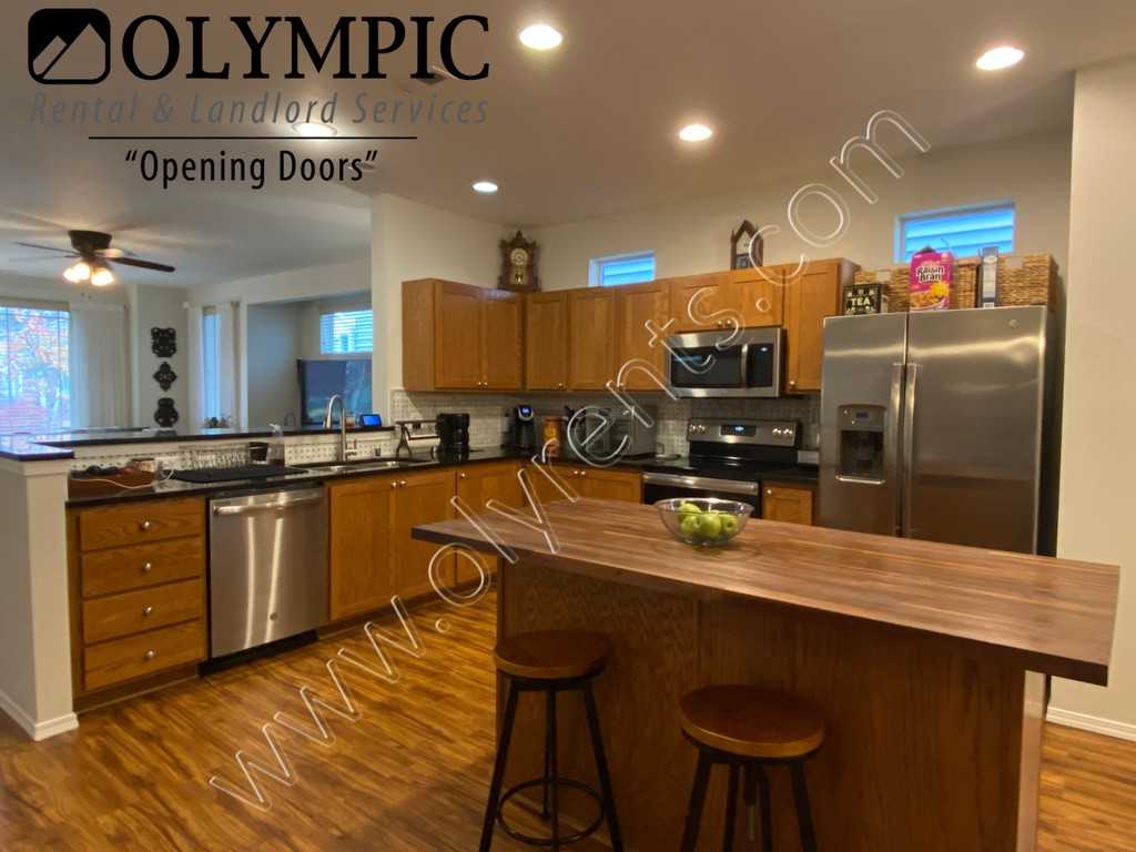 7636 Rushmore Ave Ne - Photo 3 of 14