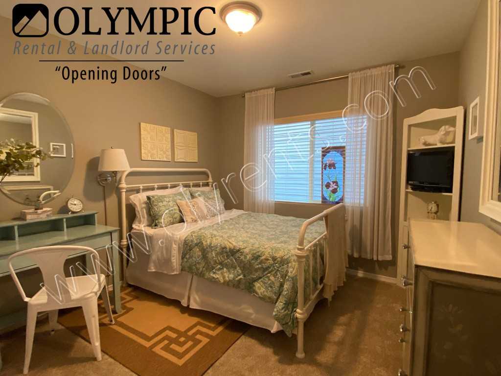 7636 Rushmore Ave Ne - Photo 6 of 14