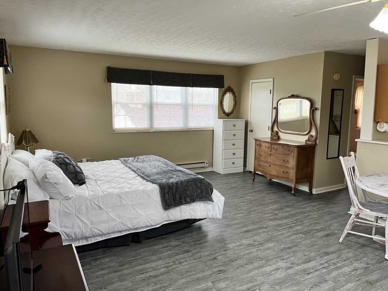 54 White Road Apartment - Photo 3 of 7