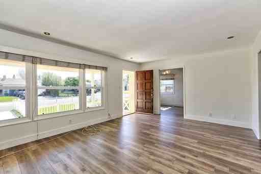 20281 Orchid St - Photo 2 of 12