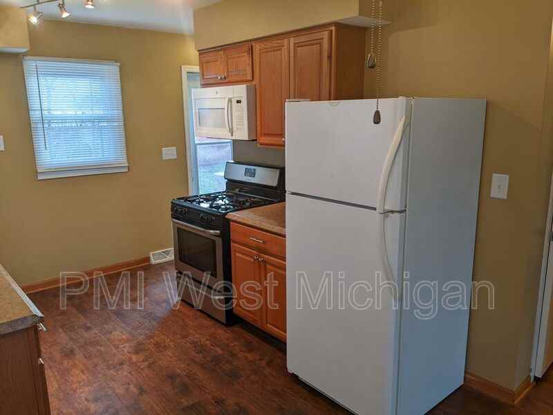 1034 48th St Se - Photo 3 of 18