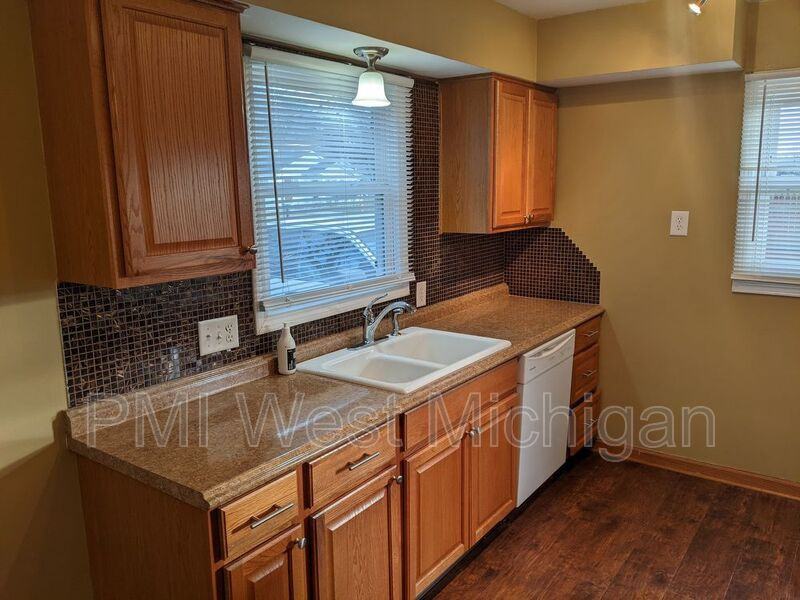 1034 48th St Se - Photo 2 of 18