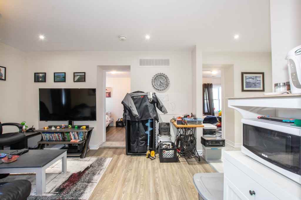 202 Broad Street East - Photo 2 of 13