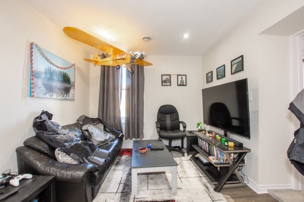 202 Broad Street East - Photo 3 of 13