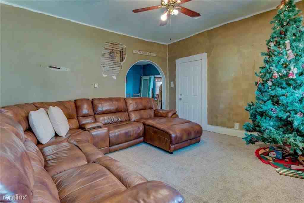 321 Green St - Photo 2 of 5