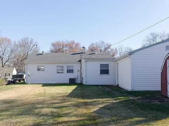 1112 Lilac Dr - Photo 3 of 11