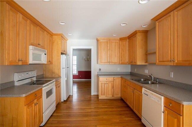 8501 Lansdowne Rd - Photo 3 of 12