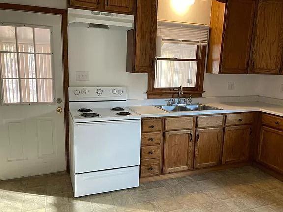 315 N Snead St - Photo 2 of 10