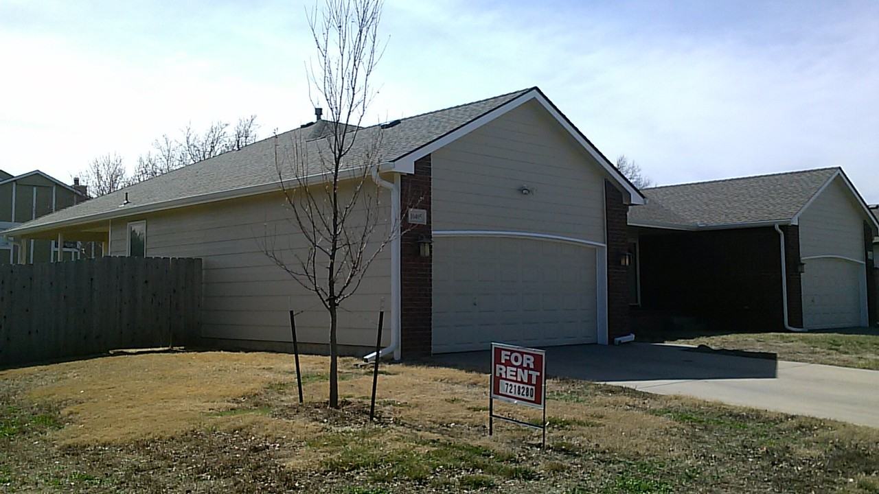 10405 W Douglas Ave - Photo 2 of 10