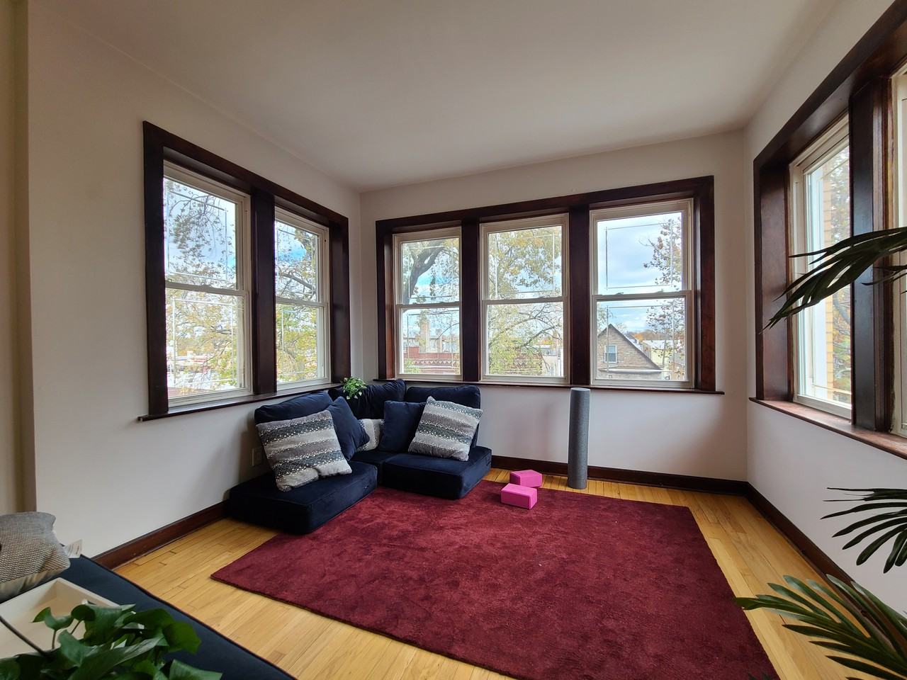 Avers Apt - Photo 2 of 11