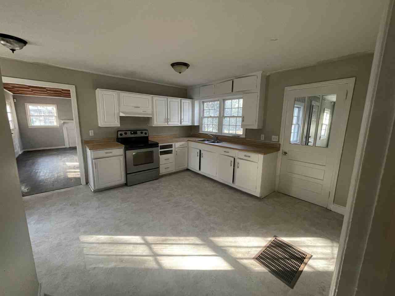 405 Peachtree St E - Photo 2 of 7