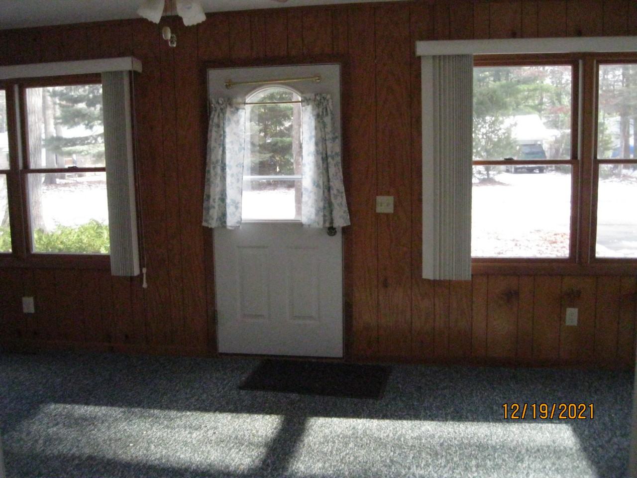 135 Kimberly Dr - Photo 3 of 10