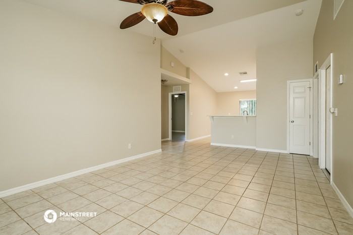 2619 Nw 11th St - Photo 3 of 16