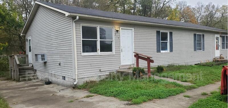215 Green St - Photo 2 of 14