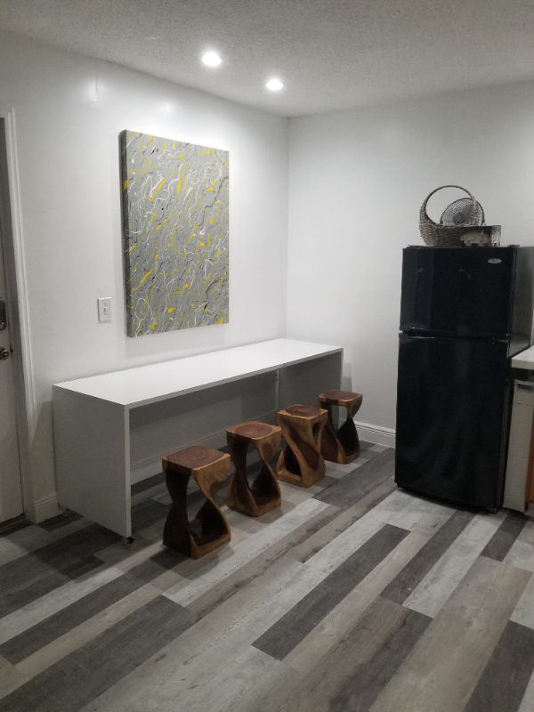 1585 Maxwell Ln - Photo 3 of 20