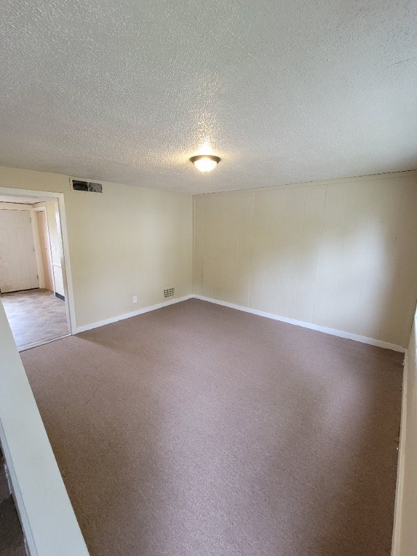 76 Commodore Ave - Photo 3 of 6