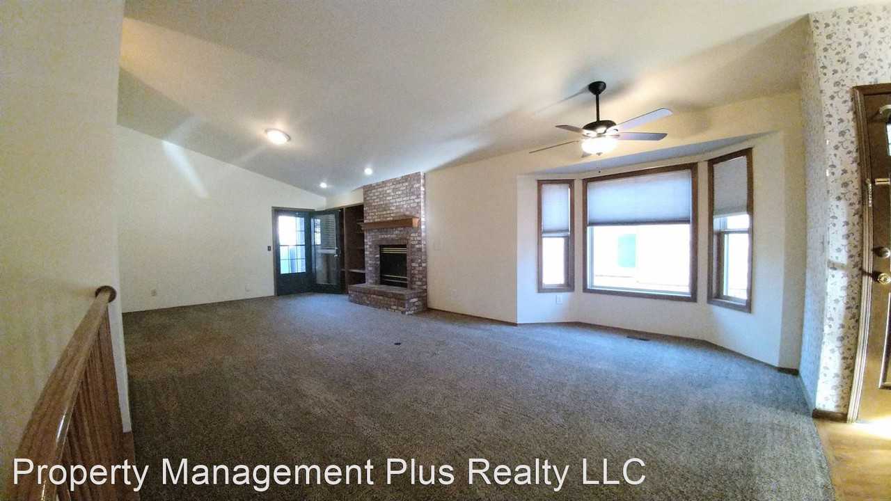 732 Wade Rd - Photo 2 of 5