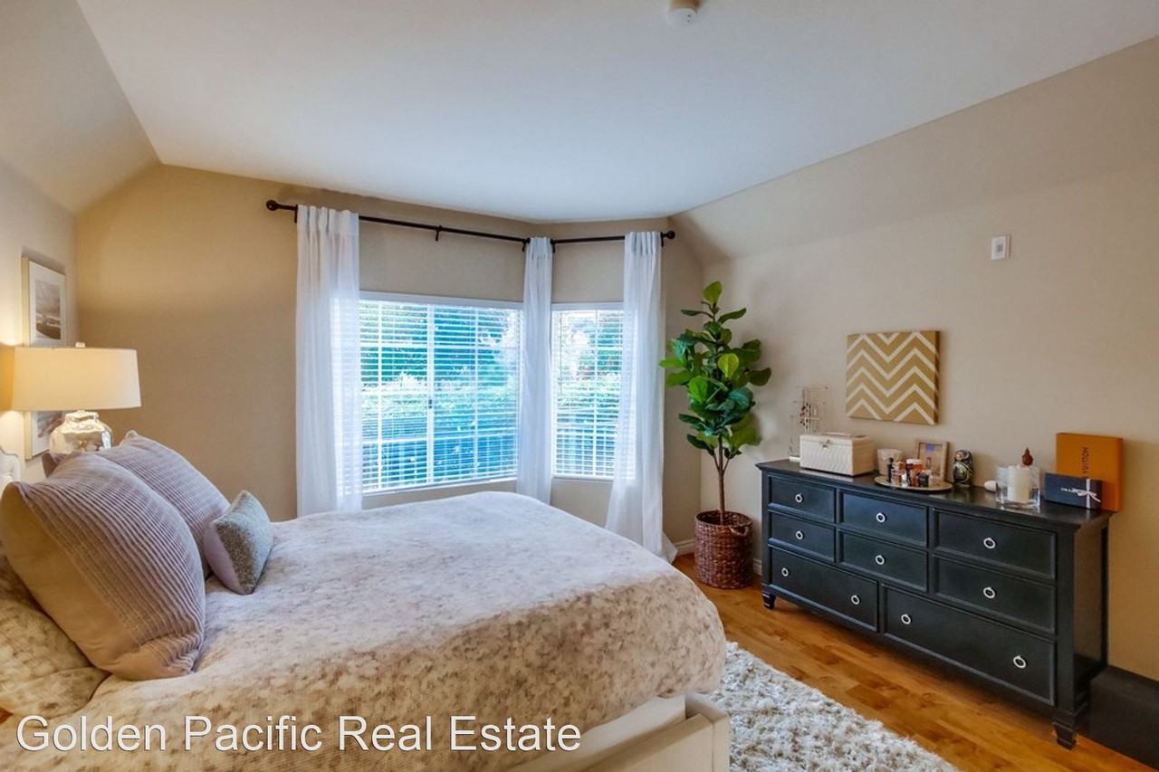 2220 Camino De La Reina #111