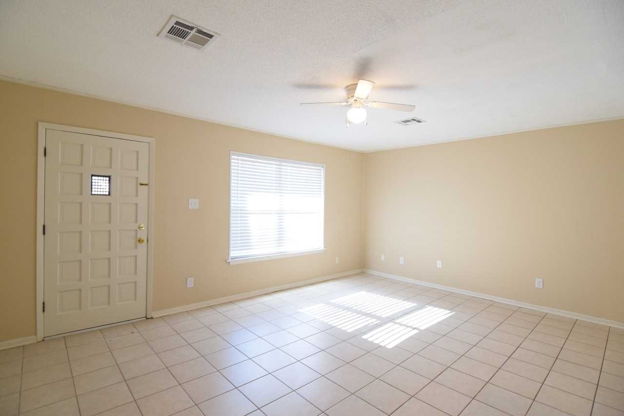 1405 Magnolia St - Photo 7 of 19