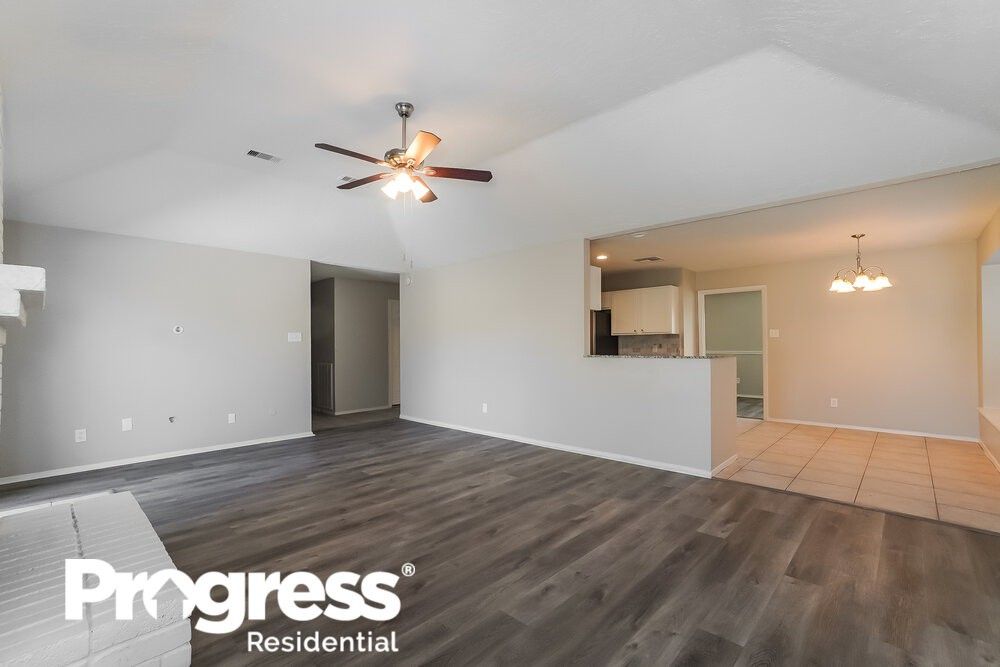 2784 Pinewood Dr - Photo 3 of 16