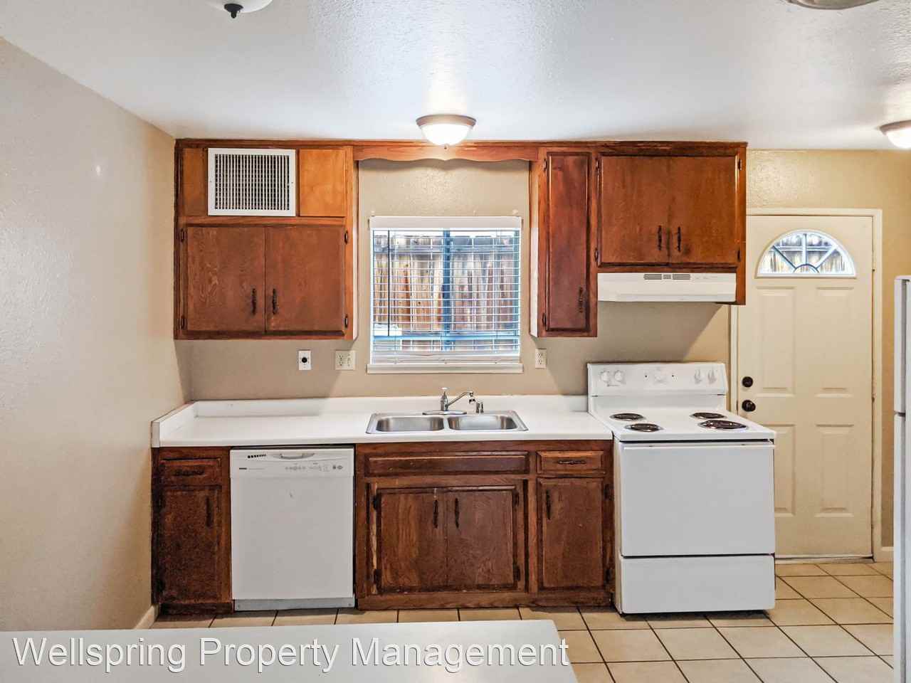 515 E Ridgecrest Blvd - Photo 3 of 12