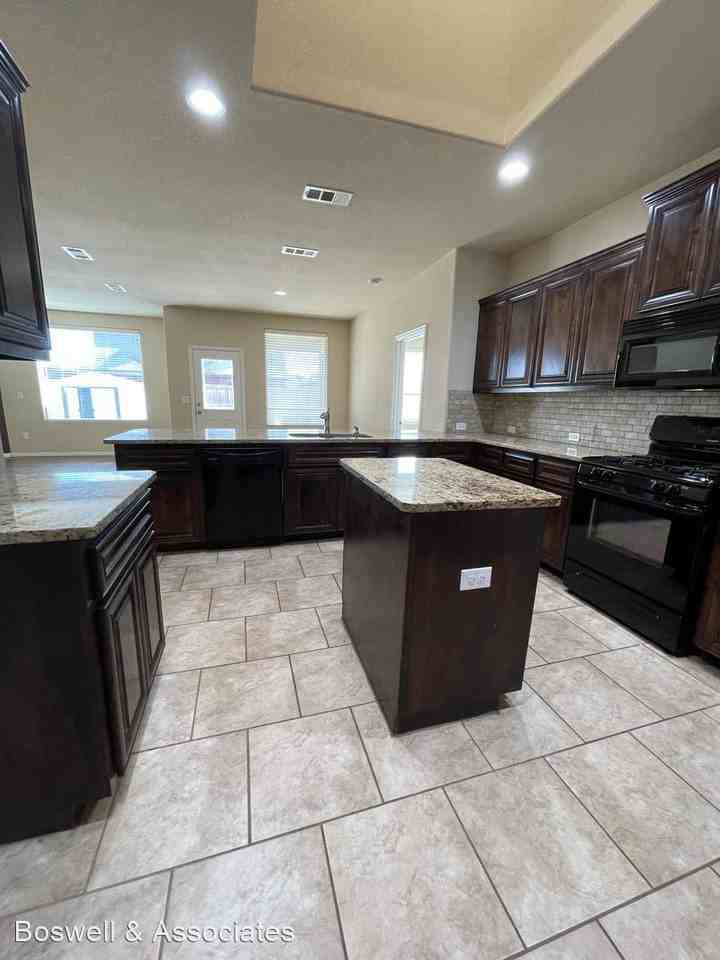 6705 Victory Pkwy - Photo 2 of 11