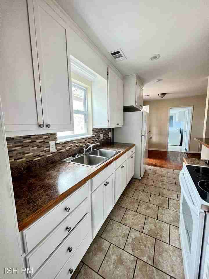 1436 Lincoln St - Photo 3 of 5