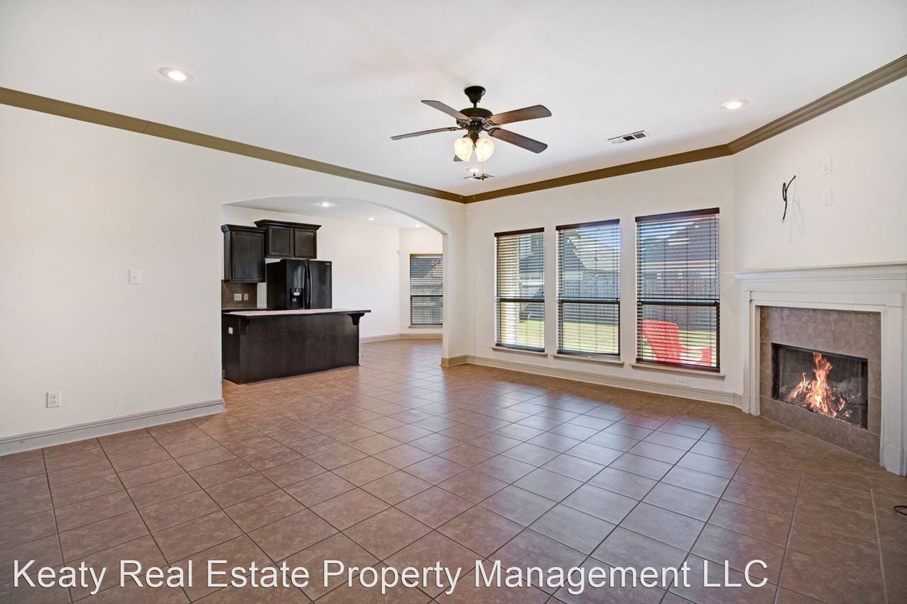 105 Picket Ln - Photo 2 of 16