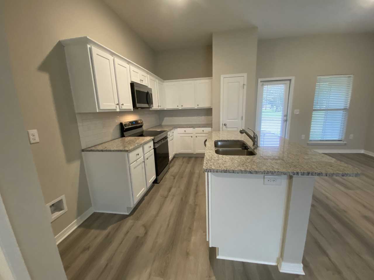 22690 Ridgewood Dr - Photo 2 of 12