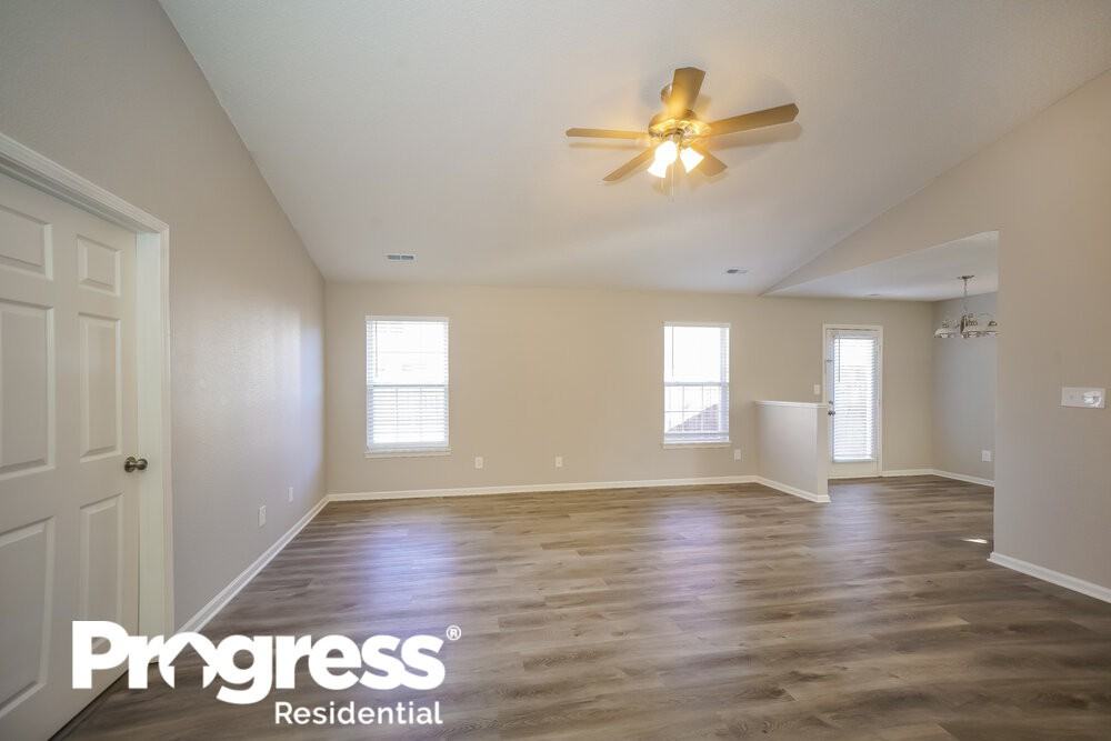 8147 Maple Stream Blvd - Photo 3 of 16