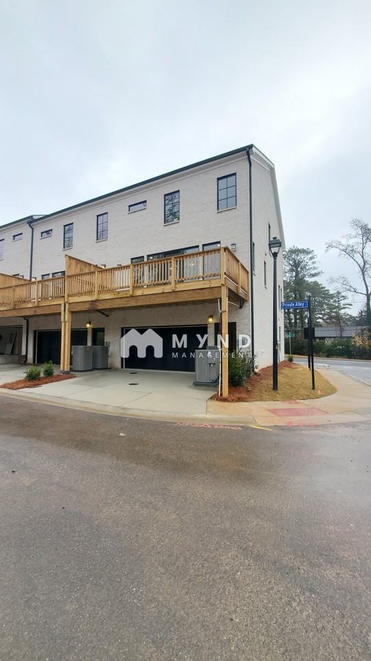 6880 Roswell Rd - Photo 2 of 34