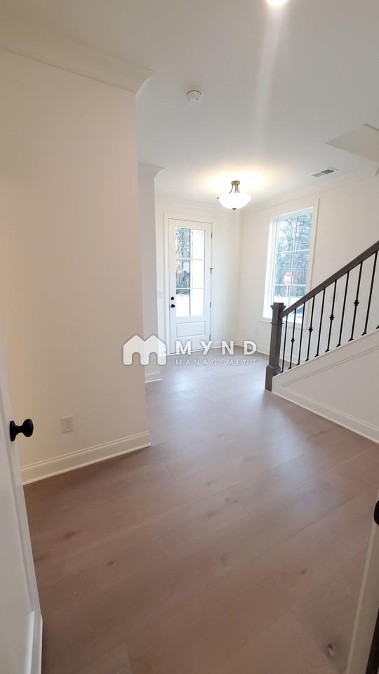 6880 Roswell Rd - Photo 3 of 34