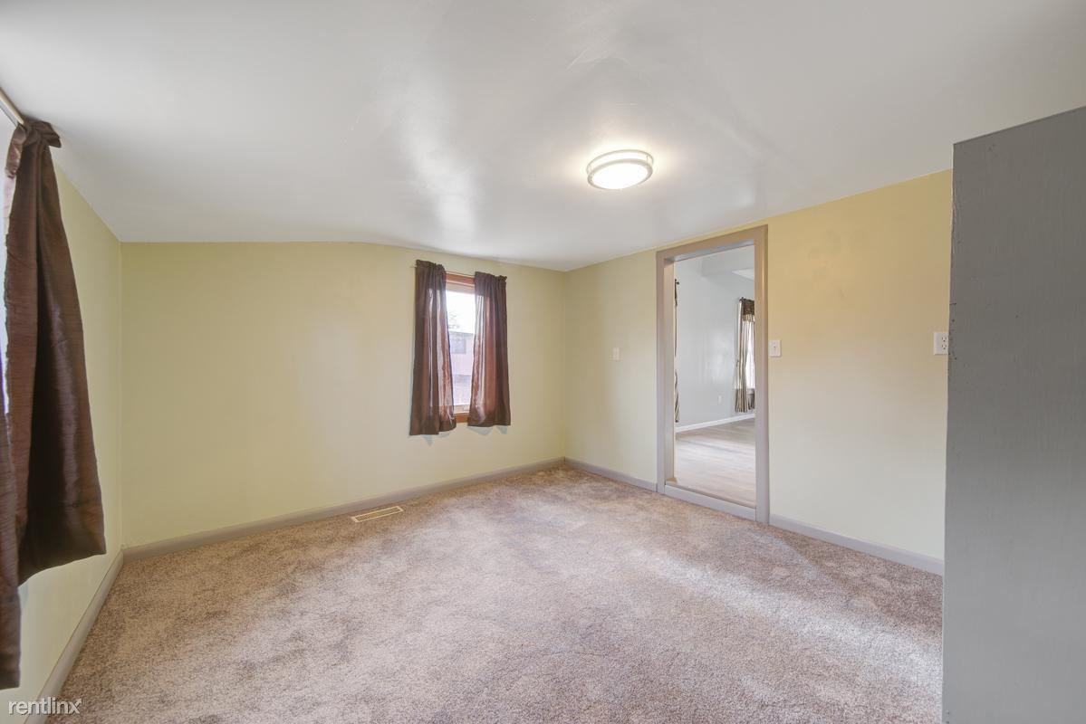 612 N Hampton St - Photo 3 of 10