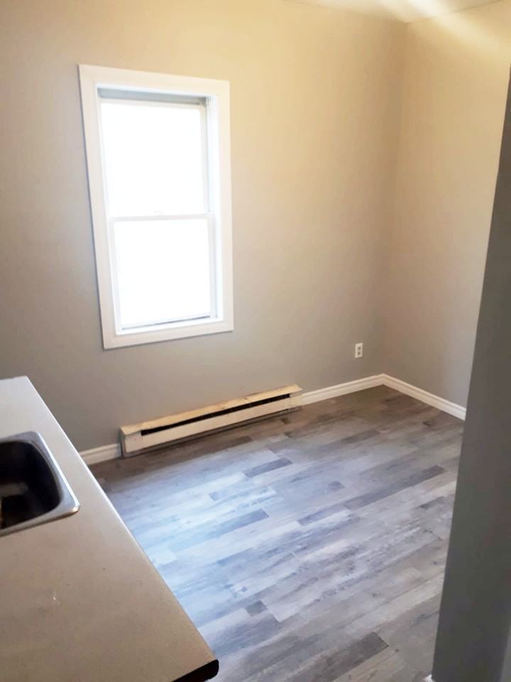 326 Albert Street West - Photo 3 of 7